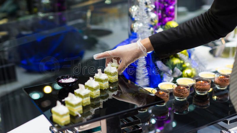 尽管线下购买休闲食品方便快捷，但存在以下风险：