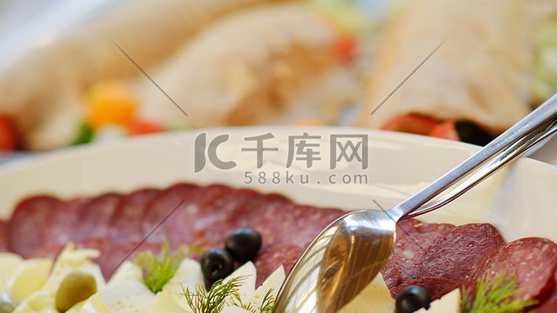 优质食材配送公司应具备高效的配送体系，确保食材新鲜、及时送达。以下因素值得关注：