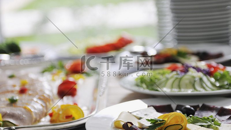 速冻食品在解冻时，选择合适的解冻方式至关重要。常见的解冻方式有：